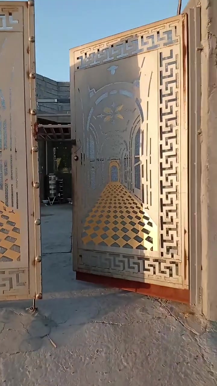 بيت للبيع قرب السكنية بدايه حي المختار مساحة 250 متر بي معامله طابو مسجل بالبلدية يتكون من كراج وحديقة وصحيات خارجية واستقبال خارجي معزول عن البيت ومطبخ حار وبارد وصاله وغرف النوم جوه 2 وفوك غرفه وبيتونه وصحيات داخل البيت 2 السعر 45 وبي مجال للاستفسار الاتصال على الرقم *********** أو ***********
