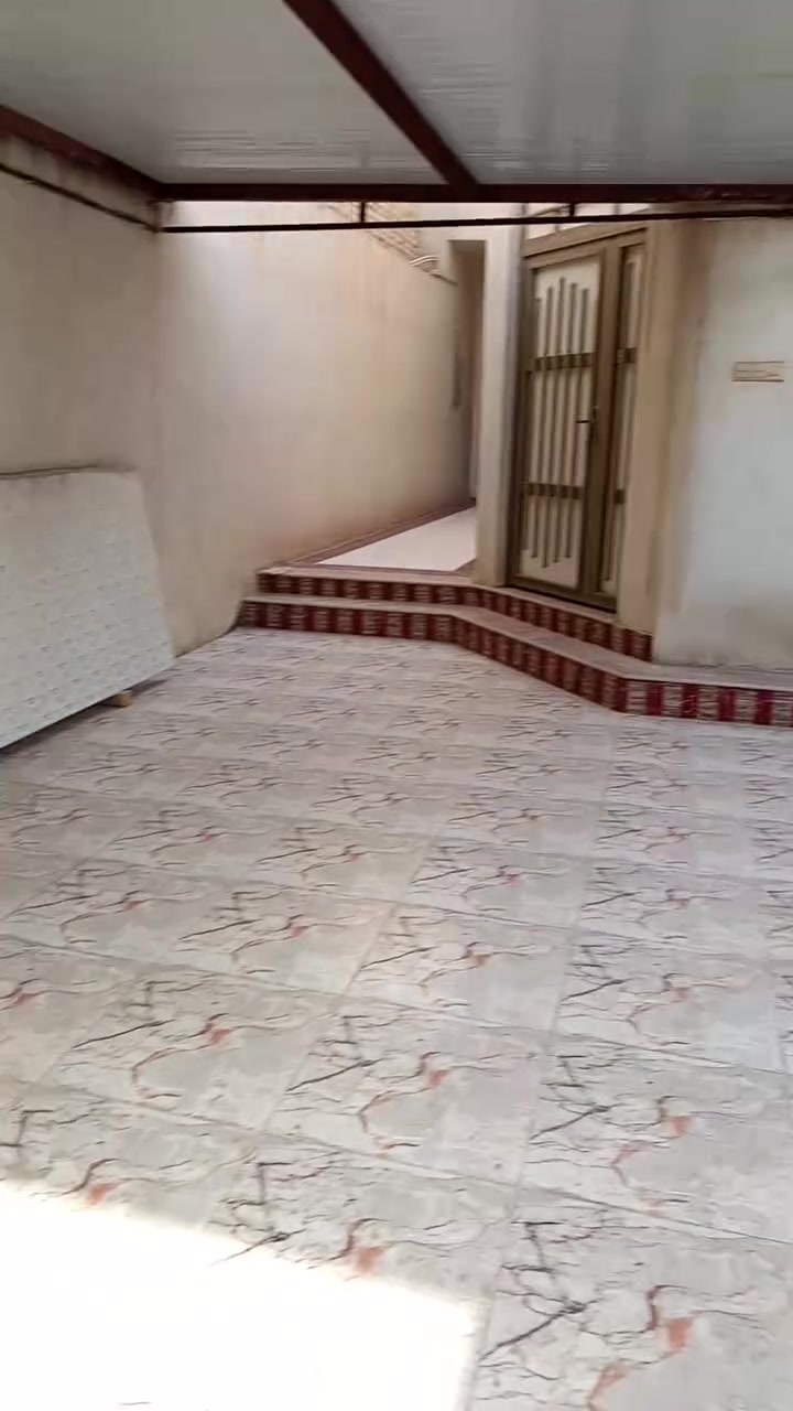 السلام عليكم دار للايجار او للبيع المساحه 325 متر مربع الموقع شارع المهيديه الرئيسي  يسمى شارع الصب المؤدي على الشموخ والمؤدي على جسر السريع للتفاصيل اكثر تواصل مع صاحب الدار مباشره ***********
