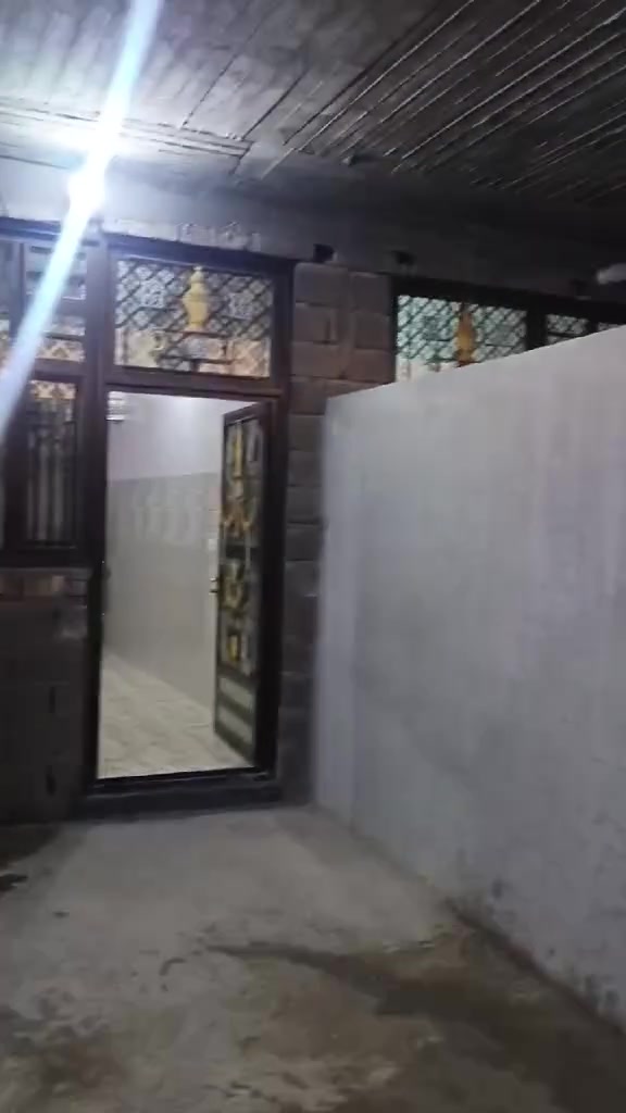 بيت للبيع مساحه 250  استقبال   غرفتين نوم وصاله ومطبخ حار وبارد  ومطبخ ثاني خارجي   كامل البيت من داخل فقط لبخ واجهيه بعده      السعر 40 وبي مجال المكان الفلوجه الشهابي قرب معمل سبنت الاستفسار ***********
