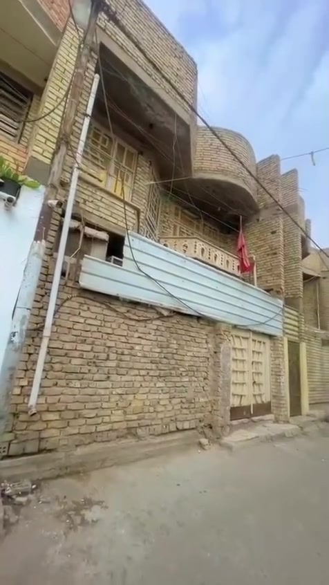 نص قطعة للبيع امامية 
القطاع ٤٨ ثاني فرع عن الشارع ٦٠ مقابيل العيادة الشعبية 
البيت طابقين الطابق الاول استقبال وصالة ومطبخ بارد وحار وصحيات والطابق الثاني غرفتين وصحيات وبيتونه وسطح البناء2011 للاستفسار اتصال ع الرقم ***********
