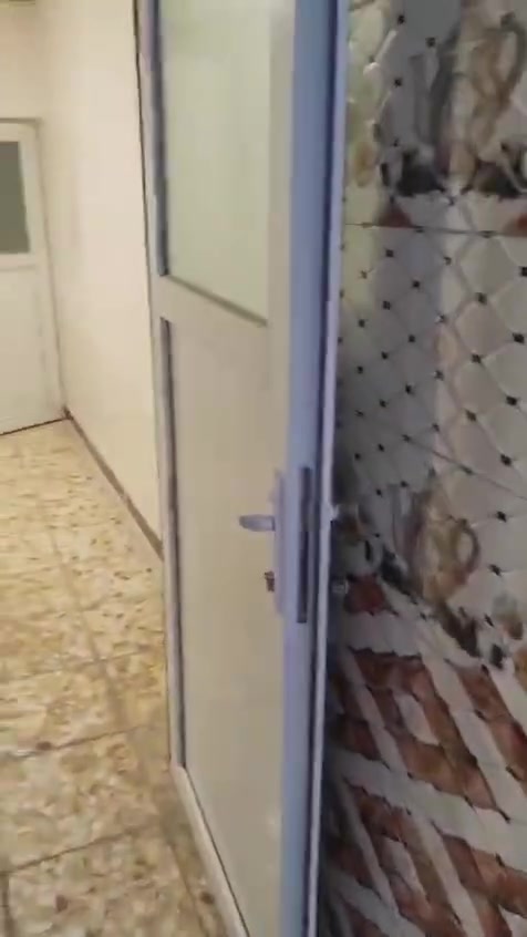 دار للبيع في حي الاسكان
المساحه 62 م
طابق واحد قديم ونضيف 
الواجهه 3 ونص 
النزال 18 تقريبا 
الشارع الثالث مقابل المرور 
عرض الشارع 8متر مقرنص 
للاستفسار هاتف صاحب الدار وواتساب ***********
