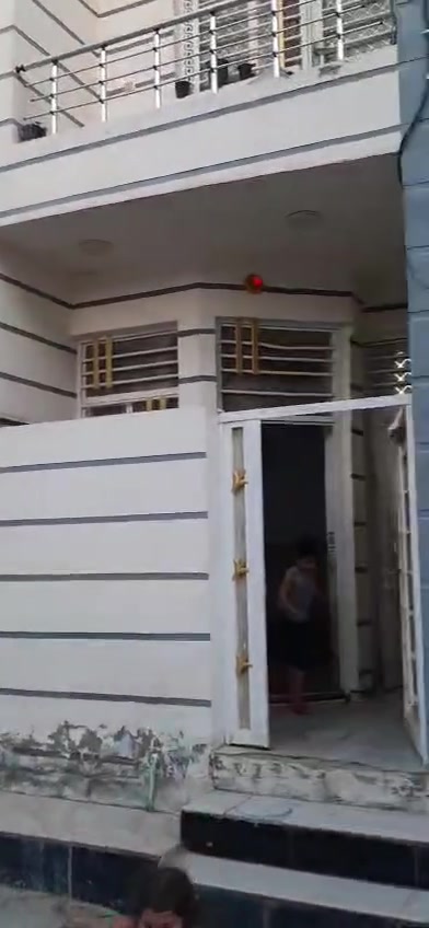 السلام عليكم مناسب جدا جوه سعره 50 متر طابقين بحي العباس يبعد 2 كيلو عن الامام مشي نصف ساعه فقط طابو زراعي سند 25 اقرار محكمه من صاحب الارض بأسمك يتحول مباشر على حولي حي العباس صاير قريب للشارع العام متوفر كافة الخدمات وشارعه عرضه 8 متر تبليط السعر 70 وبي مجال ***********
