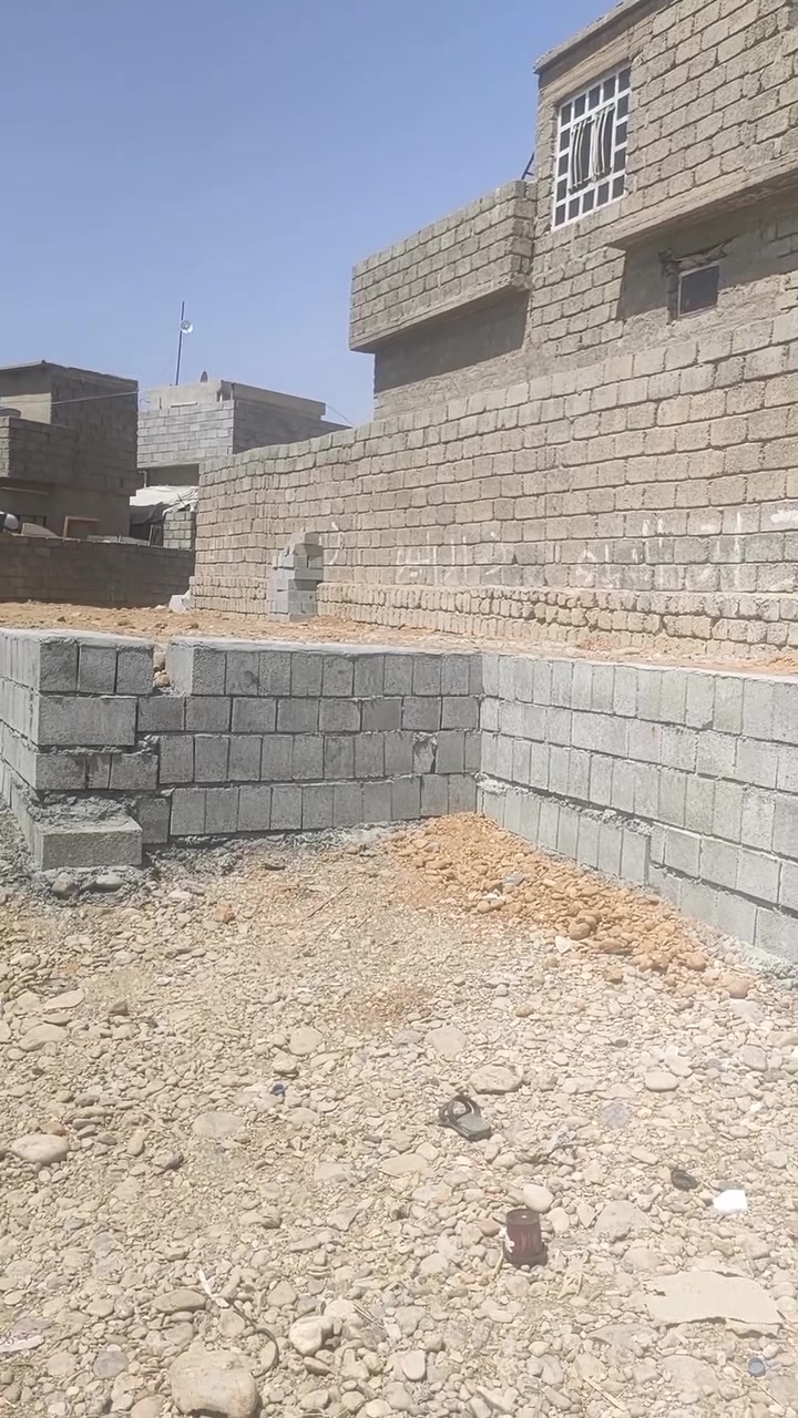 السلام عليكم ارض بيها تكعيبة ١٠٦متر يم مجمع النخيل وقريبة على المدرسة مرتفعة ومكانها مناسب جدا السعر ١٤مليون التواصل على الارقام
***********
***********
