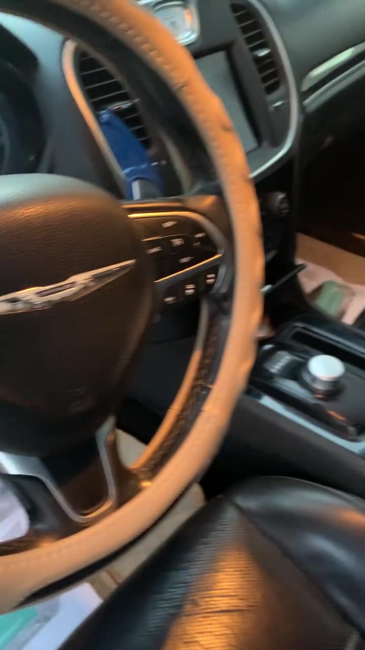 السلام عليكم 
اوباما كرايسلر S300
السياره فول مواصفات حادثها بجم فقط باقي السياره خير من الله لون رصاصي رقم بغداد للاستفسار *********** مكان السياره بغداد
