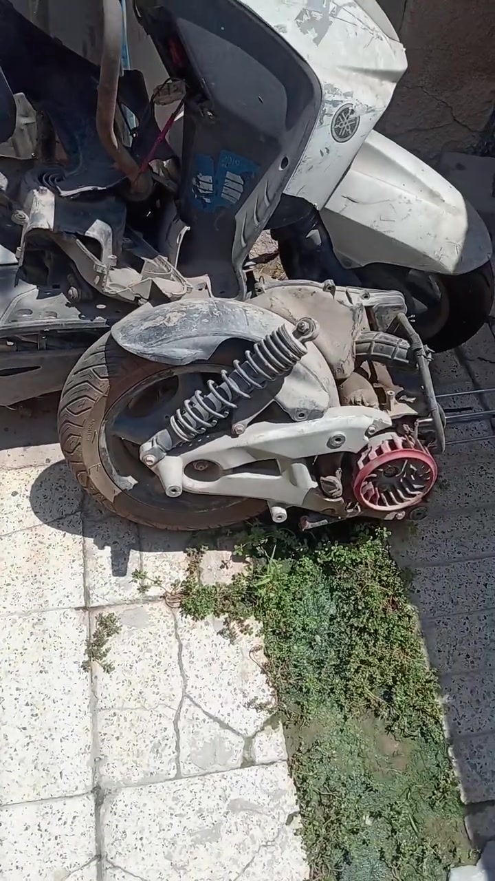سكنز نثيه للبيع كوم حديد كلها بلادي ما بيها اي شي تجاري الدورة حي اسيا ***********
