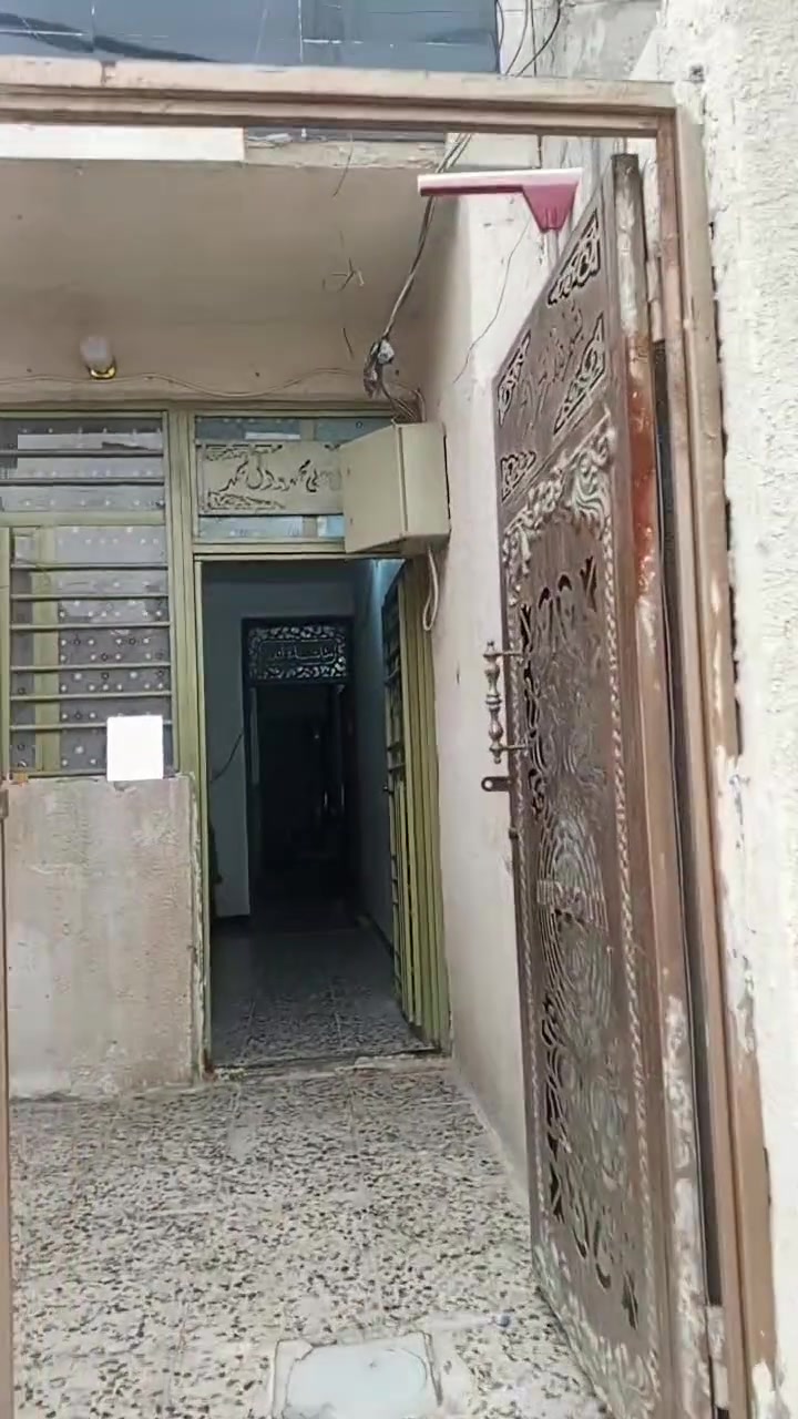 السلام عليكم بيت 70 متر للبيع  ب دسيم ع شارع العام بشارع حسينه العصائب قرب المستوصف بيت كامل كهرباء مي سخان تاني ماطور كامل البيت ب سعر 40 قابل ل تفاوض الاستفسار/***********
