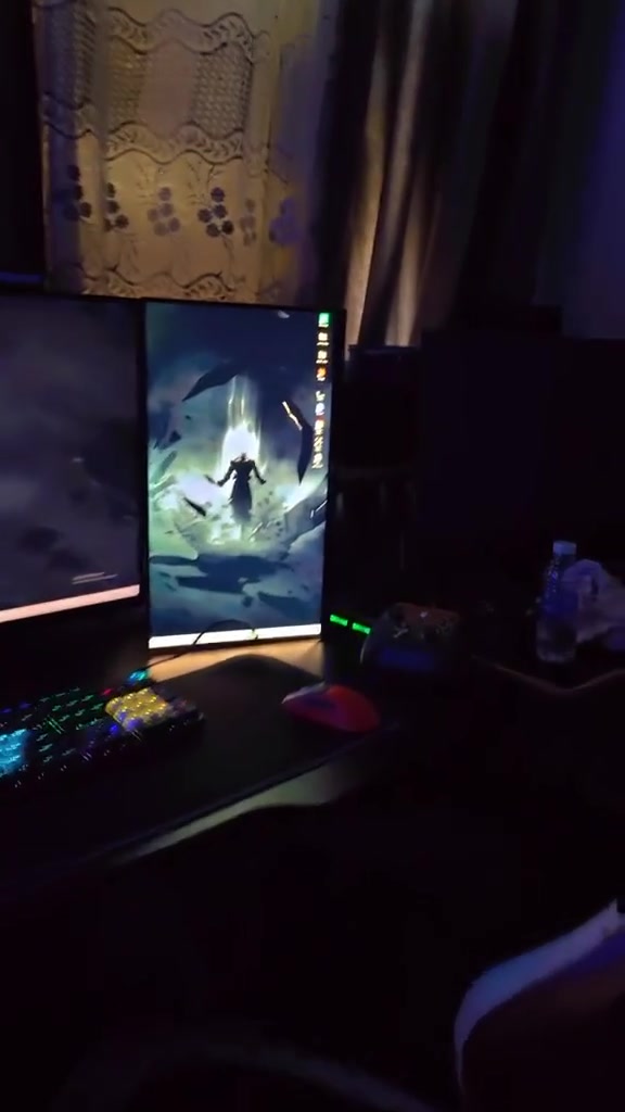 سلام عليكم للبيع PC Gaming كامل مكمل شد والعب
المواصفات: 
المعالج : Intel Core i5-12400F
كارت الشاشه : NVIDIA GeForce RTX 5060
الرام : 16GB DDR4
المذبورد : Gigabyte H610M S2 DDR4
الهارد : Lexar NS100 SSD 1TB
شاشه  الاولى msi 32 .... 
الشاشه الثانيه دراكون حجم 22
اليدة الاولى كيم سير احترافيه 
اليدة الثانيه ليون احترافيه 
الكيبود ميكانيكي msi
الماوس اتاك شارك 
السماعات ثنين هتفون وستريو 
ماوس باد تحويلات يو اس بي ثنين اصليات 8 منافذ اضافيه 
الميز كيمنك 140 سم 
اليوبي اس ماكسما اصلي
الكرسي  احترافي انگير وولف 
حالة الجهاز: (ممتازة / نظيف / استخدام خفيف)
مدة الاستخدام: (شهرين متقطعه الحاسبه مشتغله 20 مره بس)
السعر مليونين و50 وبيها مجال بسيط
مكاني بغداد المنصور
للتواصل خاص او واتساب: 
***********
