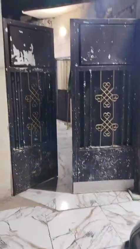 السلام عليكم بيت حواسم للبيع
المساحة/١٢٠
السقف ساندويتش
الأرضية سيراميك
تجي ويا : سبالت ٢ شغالات+ كنتور سلايت + ماطور+سخان + مقطورة أم الألف ونص 

للاستفسار/***********

