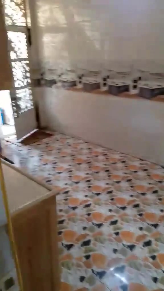 بيت للبيع مساحه 150
طابقين كامل من كلشي 
بناء حديث 
موقع جسر ديالى شارع المخازن مقابيل مجمع فيروز السكني 
***********
