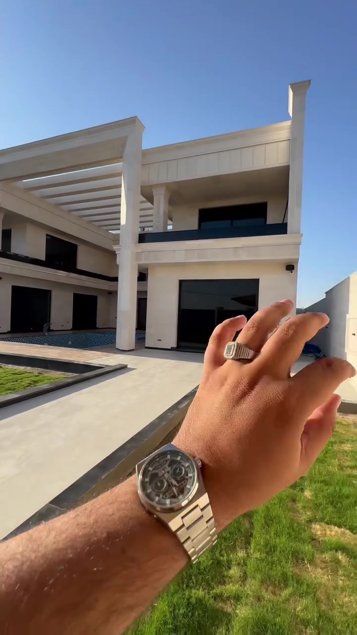 فيلا فاخرة للبيع 🏡✨

فيلا مميزة على مساحة نصف دونم وبواجهة 25 متر، تجمع بين الفخامة والمساحات الواسعة:

• 6 غرف نوم ماستر 🛏️
• مسبح + جاكوزي 🏊‍♂️
• ساونا 🔥
• حديقة خارجية بمساحة كبيرة 🌿
• صالة رجالية
• صالة نسائية
• صالة بالطابق الثاني
• نظام صوت داخلي وخارجي 🔊
• تصميم راقٍ ومساحات واسعة ومتكاملة

📞 للاستفسار والتفاصيل:
***********
***********

