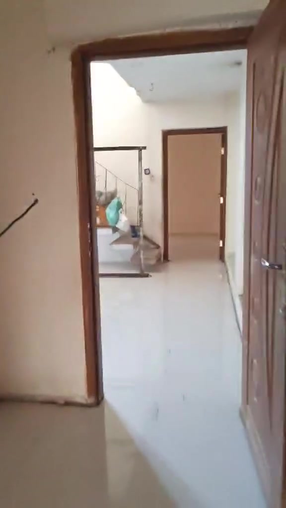 السلام عليكم
مشتمل طابق اول ٣٥٠
طابق ارضي ٤٥٠
للايجار -الشعب -الديوان قرب شارع ٢٥ /شارع باريس 
يحتوي الطابق الارضي على طرمة ومدخلين للمطبخ والاستقبال 
هول عدد ٢  غرفة نوم عدد١  مع منور مساحة الطابق اللرضي ١٦٥ متر مربع 
الطابق الاول نفس الارضي ماعدا الطرمة يوجد درج خارجي ودرج داخلي للسطح  
المشتملين بورسلين وكرانيت واير سحب  وجاهز للسكن مباشرة
*********** 
التعامل مباشرة بدون دلال

