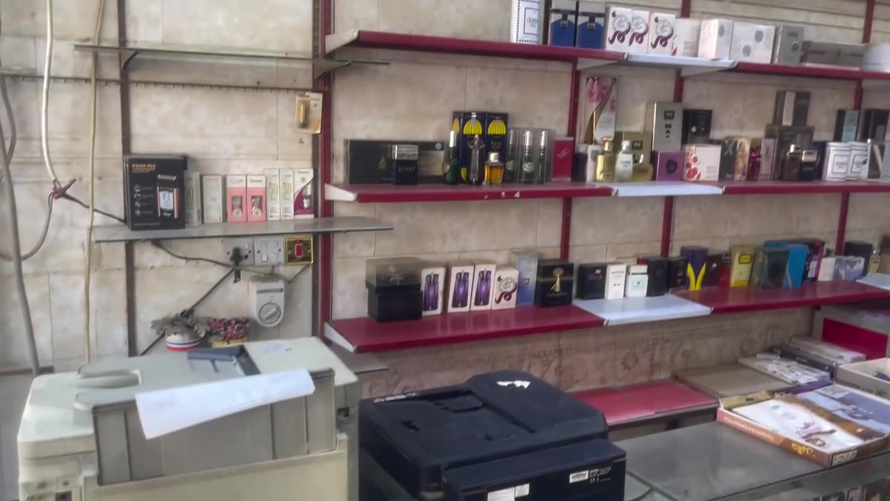 اغراض محل مال تعزيله للبيع ميز جام عدد ٣ ورفوف كامله ***********
