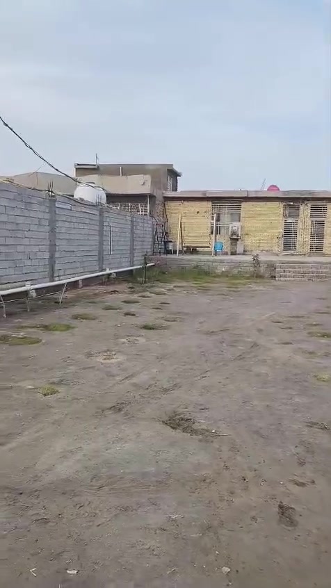 سلام عليكم قطعه 1000 متر مبني بيه بيتين واحد هيكل وثاني كامل تقريبن بنيان درجه اوله شيش اوكراني متعوب على بنيان عن شارع 65 متر شارع عشر  القطعه مقابيل شارع ريس تنزل عليه كبل القطعه تطل على ثلاث شوارع واجهي 20 نزال 50 موقعه كلش راقي عامود 59 مشري اني مباشر من ابو سند سند 25 سند موجود عندي ومكاتبه ويه راعيه مباشر يعني شغلته كلش حلووو الى  القطعه على طريق زوار تصلح حسينيه الى استفسار اكثر مراسله رقم ***********
