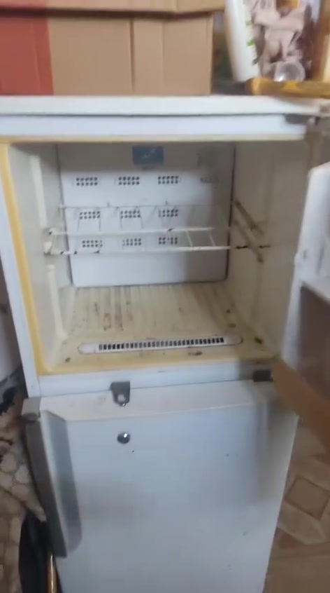 ثلاجة ٩ قدم للبيع الاتصال *********** ابو احمد
