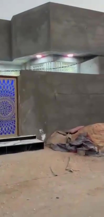 في كربلاء خلف مجمع الورده بيت مساحه 100 متر طابق واحد بناء بلوك طاب وزراعي سند 25 قرار محكمه عن شارع الزوار تقريبا 700 متر سعر 41 مليون الحجز انتصال***********
