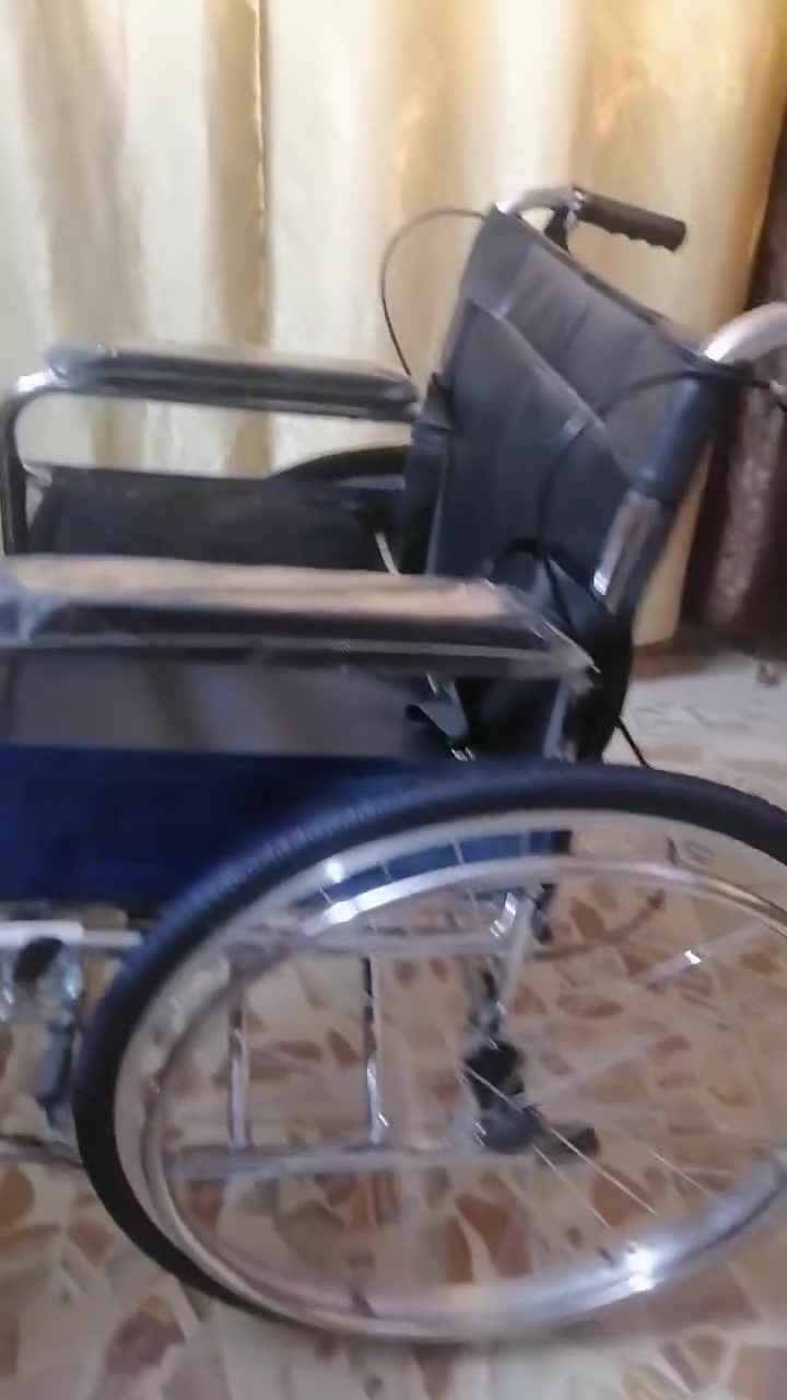 متاح كرسي متحرك جديد بالكاروتونه التفاصيل داخل الفديو العنوان بغداد مدينة الصدر هاتف ***********  السعر 100 قفل
