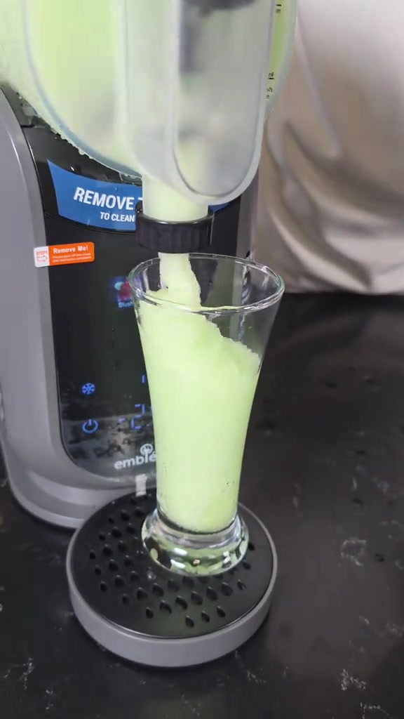 بعد ما تحتاج ثلج ولا خلاط 😍 جهاز Emblème Soft Serve & Slushie 2 IN 1 يحضّر لك السلاش والآيس كريم السوفت بسهولة بالبيت ✨ 🍦 آيس كريم Soft Serve 🥤 سلاش ومشروبات مثلجة ⚡ 8 برامج جاهزة 👆 تحكم بلمسة واحدة 🧊 بدون إضافة ثلج وبدون خلط مسبق ⏱️ المشروبات المثلجة جاهزة تقريبًا خلال 15–60 دقيقة حسب الوصفة والكمية. جهاز واحد يخلي أجواء الصيف غير 🔥❄️ #عبدالله_يورو #امبليوم #صانعة_ايسكريم #سلاش #اجهزة_منزلية 
