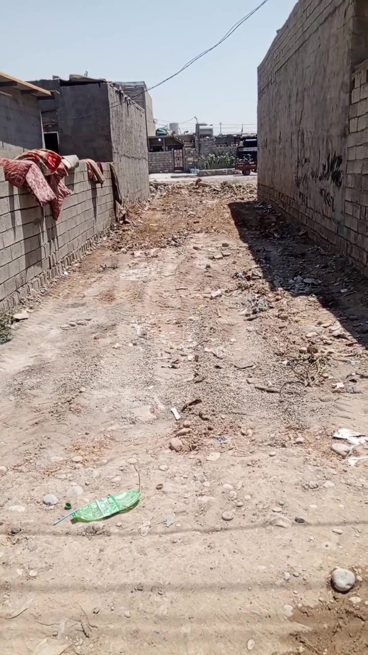 عندي قطعه 100 م طول زراعي حي العسكري للبيع ب10 ملاين وبيه مجال بسيط مضمونه القطعه رابع فرع من السايدين اني صاحب القطعه ***********
