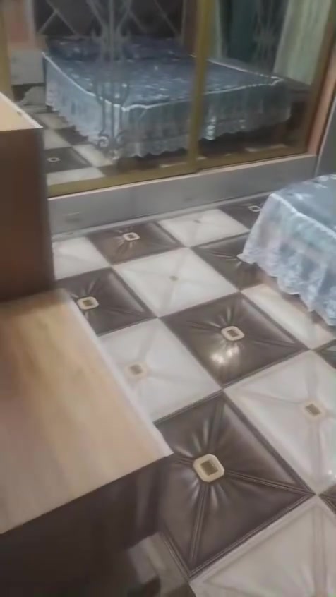 غرفه للبيع جديده مثل التصوير مستعجله على بيعتها عنوانها بغداد مدينه الصدر قطاع ٢ سعرها ٣٥٠ وبيها مجال وسرير الخشب سعره ٢٥ للاتصال ***********
