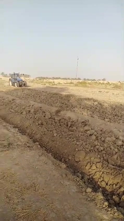 السلام عليكم للبيع نيوهلند 2002 رقم واسط تحويل مباشر سنوية مجدده مكفولة كفالة عامة من التاير لتاير تبريد وي السويج مع المعدات المكان ديوانية باقي التفاصيل الاتصال ***********@

نص مكتوب في الصور:
- *********** محمد
