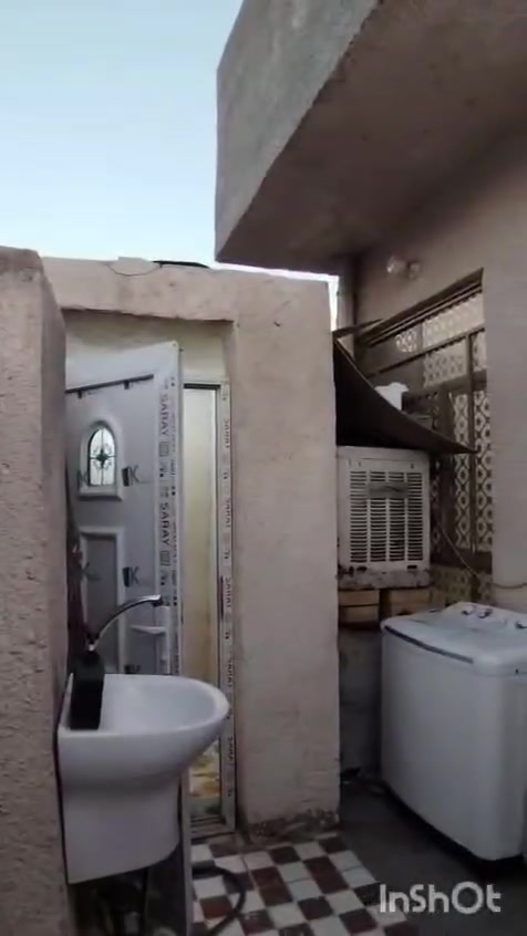 بيت للبيع مساحته ٧٥ متر بناء جديد رفت وعالي عن الشارع متر في مطقت الحوض اول ما تعبر السده جنك طالع على سبع قصور اول فرع على ايدك اليمه ولسعر ب٣٥ وبي مجال قليل  وهاذه رقمي ***********
