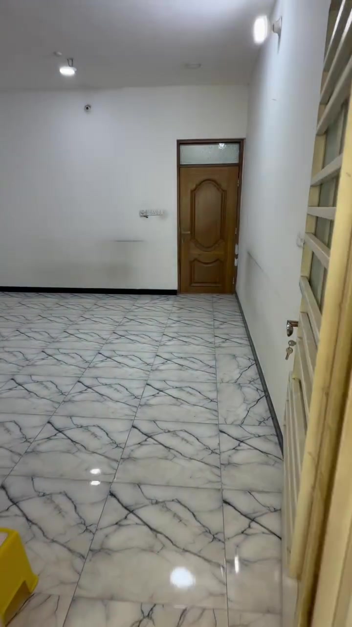 شقه طابق ثالث للإيجار عائله صغيره
المساحه 100 متر 

صاله استقبال + هول مشترك مع مطبخ + غرفه نوم كبيره

صحيات غربي شرقي + مخزن يصلح مطبخ حار 

العنوان الكفائات على شارع الفوج الرئيسي 

السعر 375 الف  

*********** واتساب
