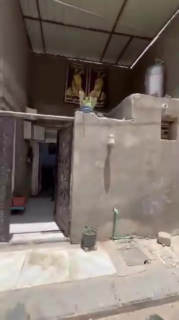 السلام عليكم عندي بيت 100متر ركن وجه واحد طابوك عكاده عكاده غرفتين جوه وحده فوك بحي الفداء شارع المدارس يم مدرسه الصينيه سعره مناسب كلش 85وبي مجال واذ اكو احد يبيعه الي دلاليته 500الف  اتصال ***********
