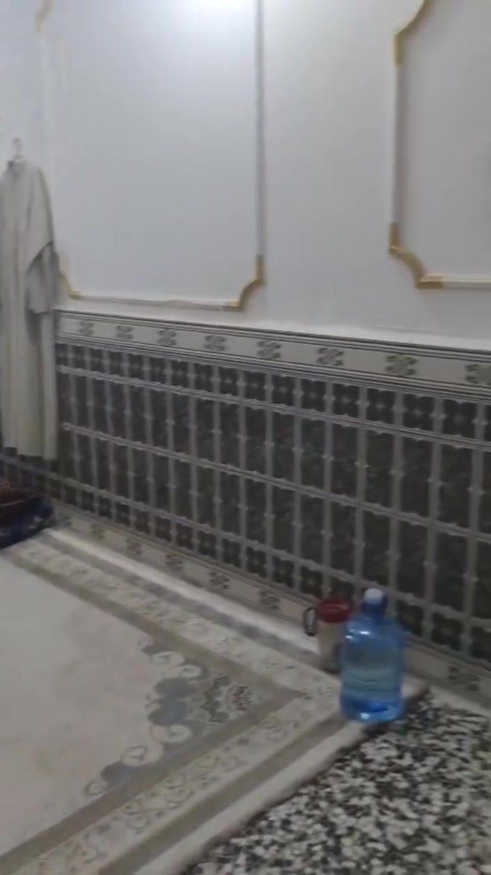اسلام عليكم بيت 120متر  واجهة 11ونزال 11ونص في شارع المطار القديم يحتوي على غرف نوم عدد 2 
واستقبال وصالة وصحيات طابق واحد يبعد عن شارع المطار القديم 50متر مقابيل عيادة الكوثر البيت السعر 45وبي مجال قليل ***********
