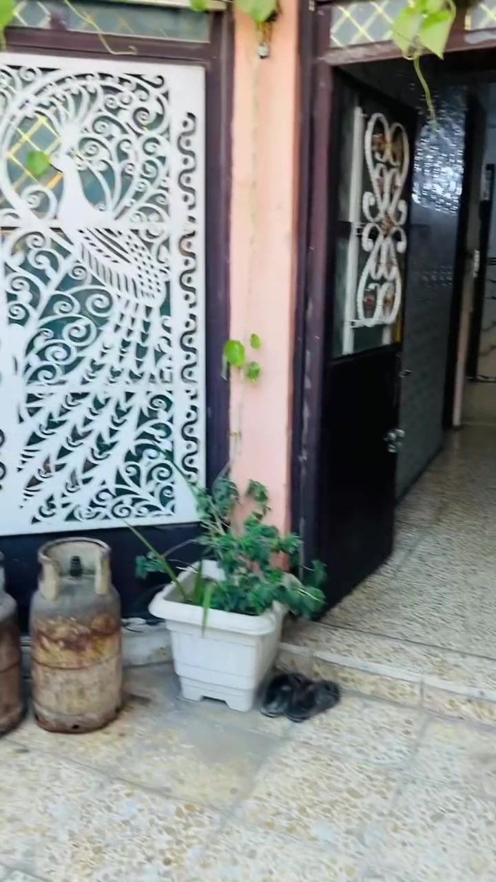السلام عليكم
دار للبيع 100 متر
مكان مميز جدا 
قريب علي الشارع العام 
بداية الكرغولية خلف ستائر احمد عادل 
يتكون من استقبال 
وصالة 
ومطبخ 
وغرفة نوم 
وحمام داخلي
وحمام خارجي
طابق ثاني بيتونة وغرفة صغيرة مخزن
***********
اتصال او واتس
