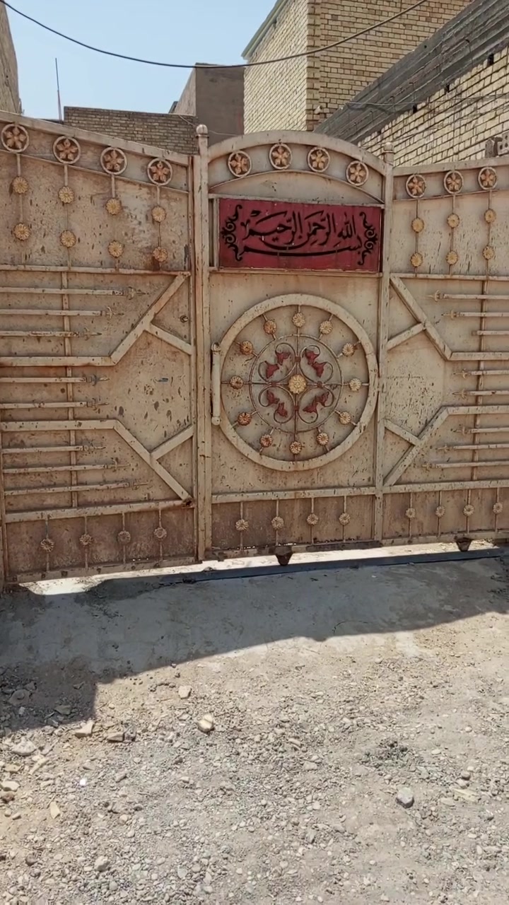 السلام عليكم عندي مشتملين للبيع واحد بصف الثاني وثنينهم طابو صرف بأسمي للبيع الموقع قريب ع الشارع العام اول فرع بعد الشارع الخدمي مقابل المسبح للاتصال***********
