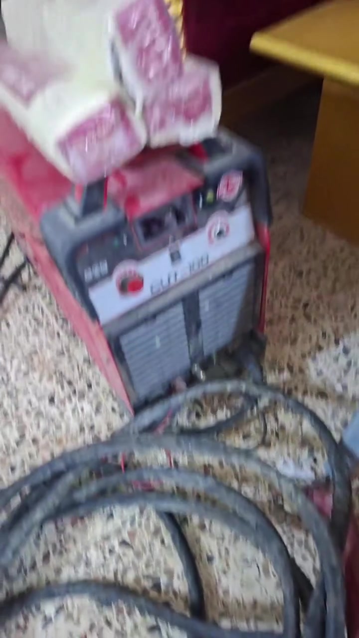 بوري ضد الزنجار مع مكينة لحيم جديده وهواي غراض كلها شغاله وجديد توصل هاتف ***********
