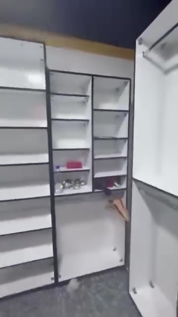 فاترينا محل ملابس ترهم كوزمتك للبيع
