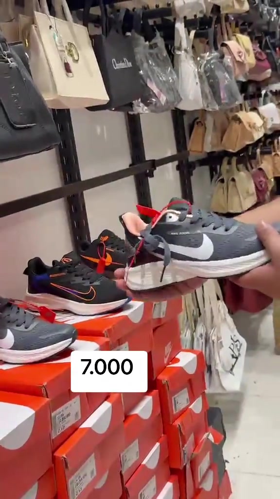 ✨ مجمع مصطفى البصام ✨ 🔥 عرض خاص وبلاش 👟 حذاء نايك شبابي نسائي 💥 السعر 7000 دينار فقط 📍 العنوان: الشرقي - قرب مجمع محمد البصام 📲 حجز واتساب: ⁠***********

نص مكتوب في الصور:
- 7.000