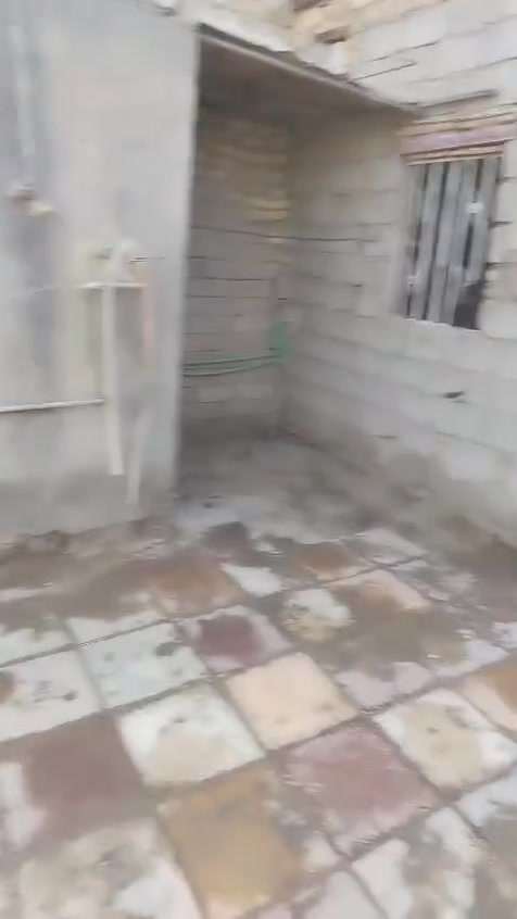 بيت للبيع خلف روف المدينه الصدر المساحه 200يتكون من غرفتين وصاله ومطبخ وصحيات وديوانيه بتلو بيت مخمر وسيراميك كهربا جديدا سعر على الخاص رقم صاحب البيت ***********
