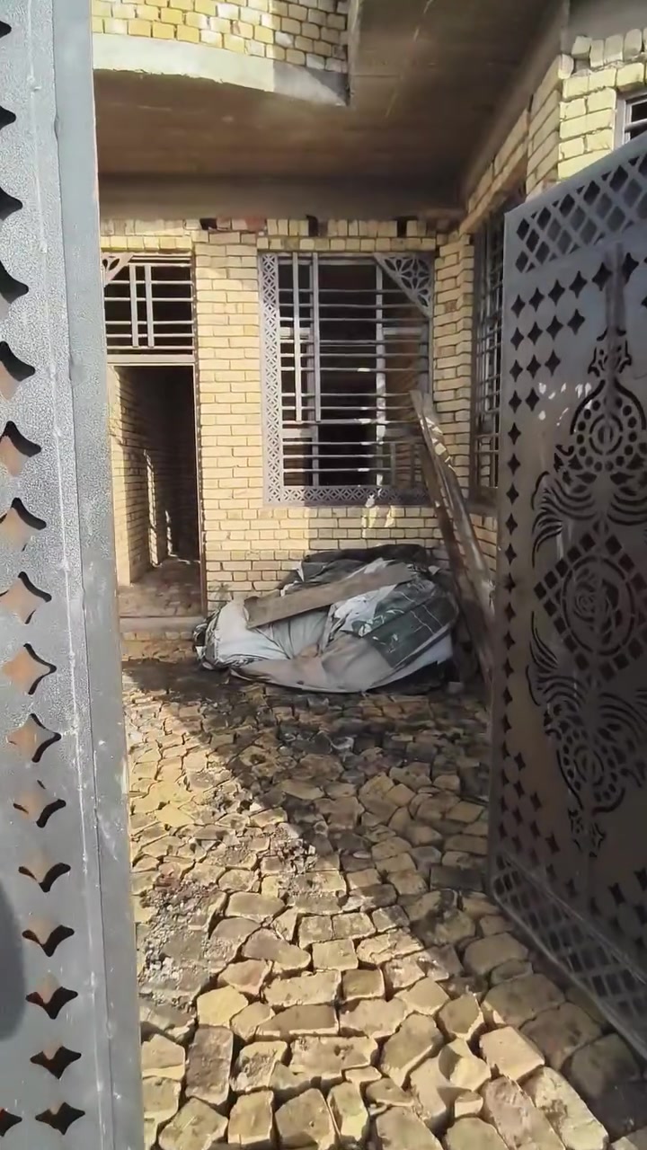 السلام عليكم
هيكل للبيع المساحة 150متر 
مقاطعه 27قرب المدرسة الصينية 
رابع بيت عن شارع 40
يتكون الطابق الأول غرف عدد2وصاله ومطبخ حار وبارد 
وستقبال وصحيات داخليه وخرجيه 
الطابق الثاني يتكون من غرف عدد 4 وصحيات 
السعر خاص مفتوح او واتساب ***********
