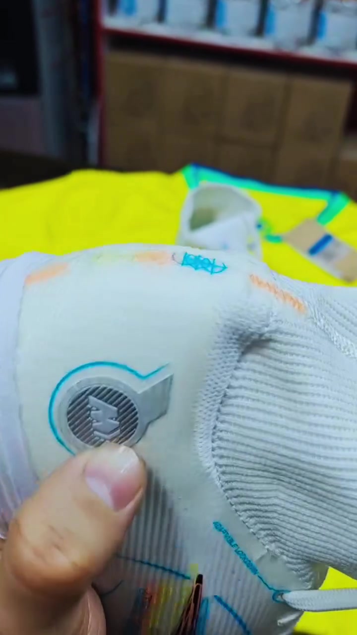 حذاء كرة قدم مخصص للملاعب العشبية الصناعية (ترتان/خماسي) من سلسلة Nike Mercurial Superfly 8، وتحديداً من مجموعة Progress Pack.يتميز الحذاء بالتصميم التالي:اللون الأساسي: أبيض/رمادي فاتح جداً.الشعار والتفاصيل: علامة نايكي (Swoosh) تأتي بتصميم متموج ثلاثي الأبعاد يدمج بين تدرجات الأزرق، النيلي، والأخضر الفوسفوري.التقنية: الجزء العلوي مزود بتقنية الـ Vaporposite لزيادة التحكم بالكرة، مع وجود جورب علوي مدمج (Dynamic Fit Collar) لدعم الكاحل.

ماستر فول كوالتي 
انتاج اوربي بوسنا 
نهاىيا بدون وزن 
شرط تتونس بلبستها 
قياس 42 
كربلاء حي الحر قرب مجمع ليمونه 
***********
توصيل داخل كربلاء فقط
#تارتان 
#كربلاء_المقدسة
