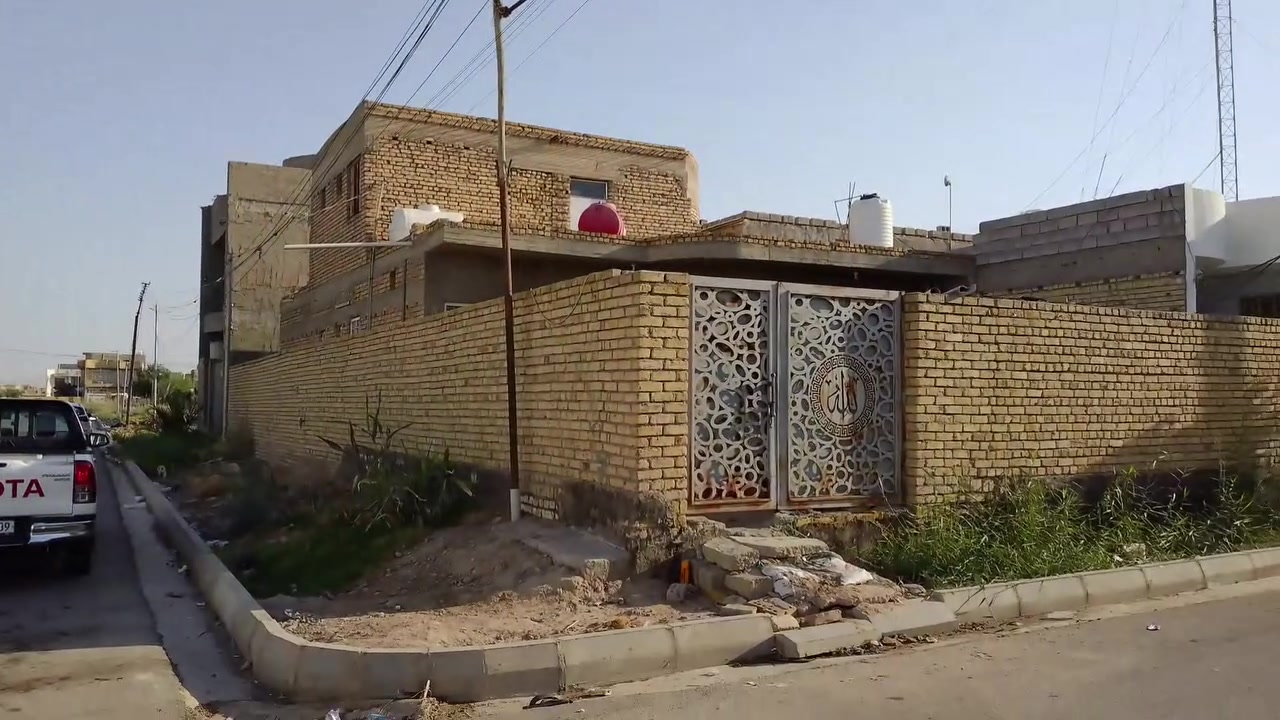 الدار للبيع هيكل مسقف طابق و نص قيد الانشاء
الكوت حي الجامعه الاولى خلف الاقسام الداخليه 
قرب المدرسة الصينية // خدمات كامله 
المساحه 300 ركن واجهه 25 نزال 12// شارع 20 
للاستفسار الاتصال على الرقم ***********
أو واتساب او ماسنجر
