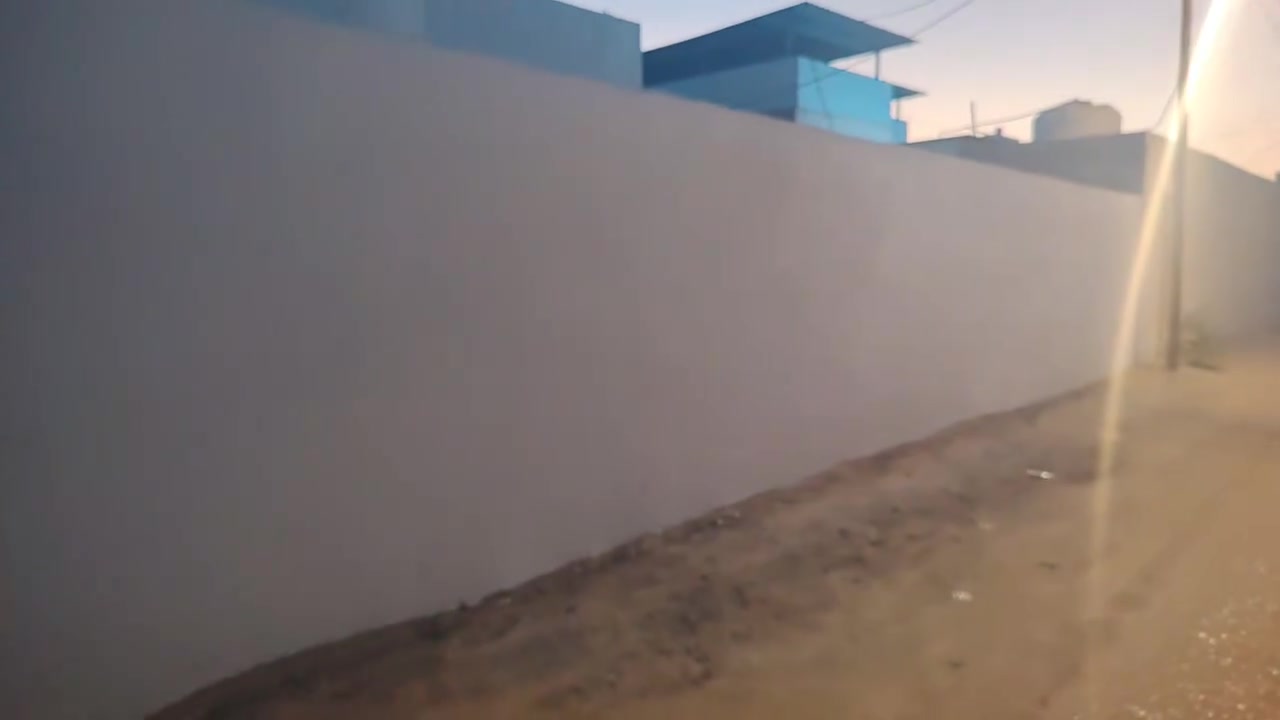 بيت مساحة ١٠٠٠ متر مساحة البناء ٢٦٠ يحتوي على ٤غرف واستقبال ٢ مطبخ صحيات ٢ على شارع تبليط وبظهره نهر حديقة كبيرة بيها نخل كراج كلش كبير يبعد على شارع العوجه ١٥٠ متر شارع سيد علي طابو سهم للاستفسار ***********  ***********
