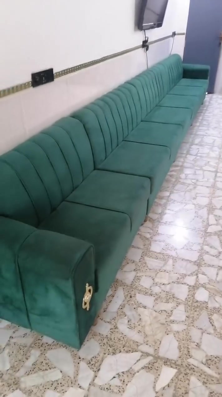 السلام عليكم اخوان متاح ديوان ١٤ مقعد جديد مامستخدم شي قليل اليريده يتصل على هذا الرقم ***********

