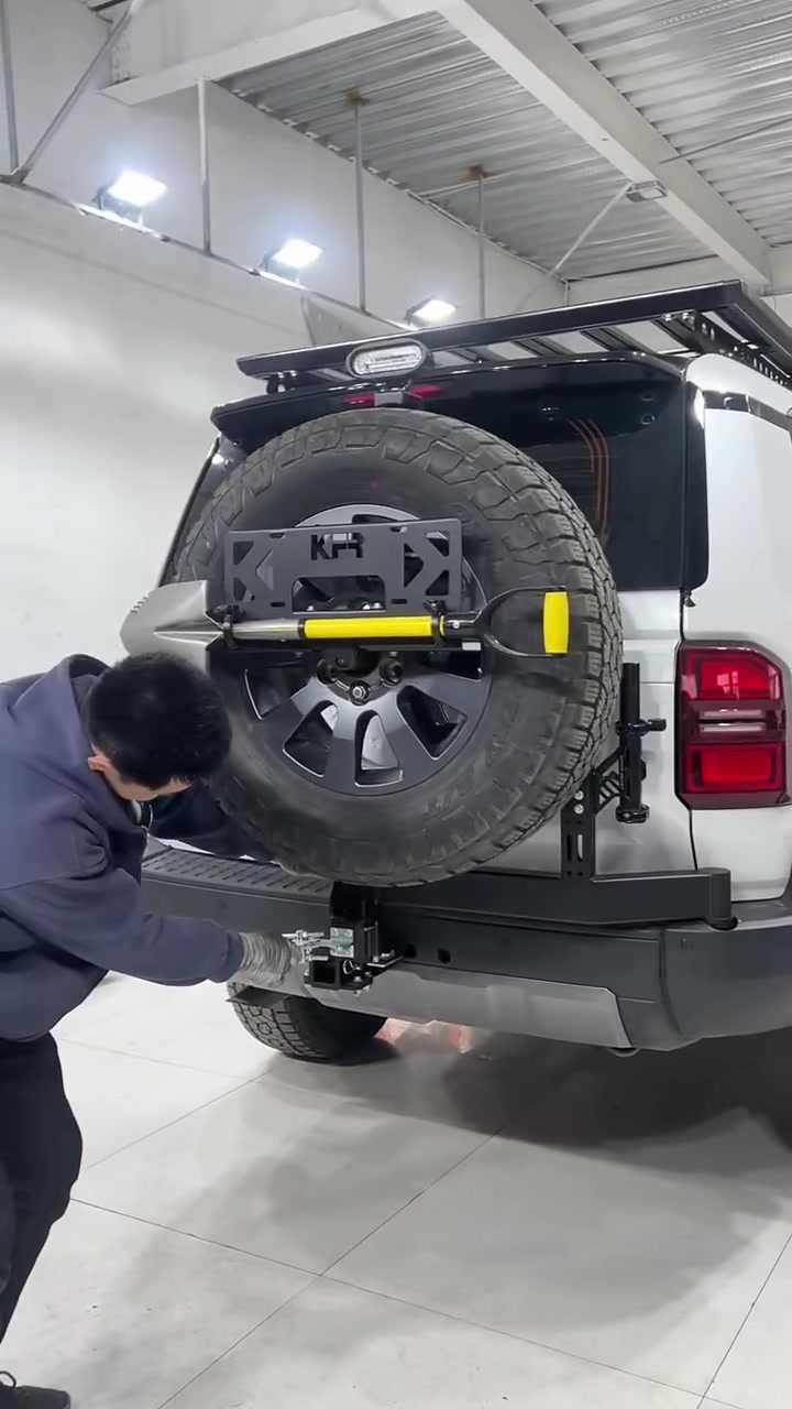 LC250 linked spare tire carrier #LC250 #LC250Prado #LC250modification

