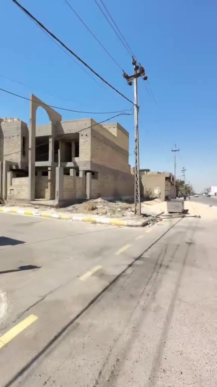 ***********//***********
هيكل #للبيع
طابقين غرفتين جوه واستقبال وصالة ومطبخ وصحيات داخلية وخارجية 
والطابق الثاني سويت كامل يعني غرفة جبيرة ماستر وصحيات 
وغرفة اطفال وصحيات وصالة

مناور بالارضي ٢

كامل كلشي مسلك بواري كهرباء ومي ورفت

ملبوخ من الداخل اسمنت يحتاجله ارضية فقط ويكمل

مكانه الغدير 
الركن مال مدرسة ابي طالب
ركن شارعين مساحته ٣٠٠
بناء ٢٠٠ والباقي ١٠٠ فارغة
