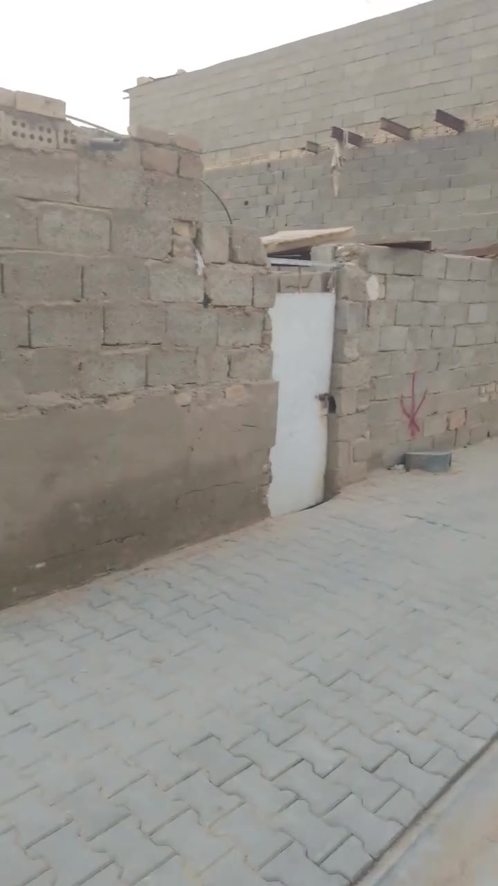 قطعه ارض المساحه ١٠٠م ١٠*١٠ شارع ابو احمد بدايه شارع تتوفر كافة الخدمات ماء وكهرباء ومجاري والفرع مقرنص السعر١٥ مليون للاستفسار الاتصال على الرقم *********** أو مراجعه مكتب دلالية الكوثر نهايه شارع ابو احمد
