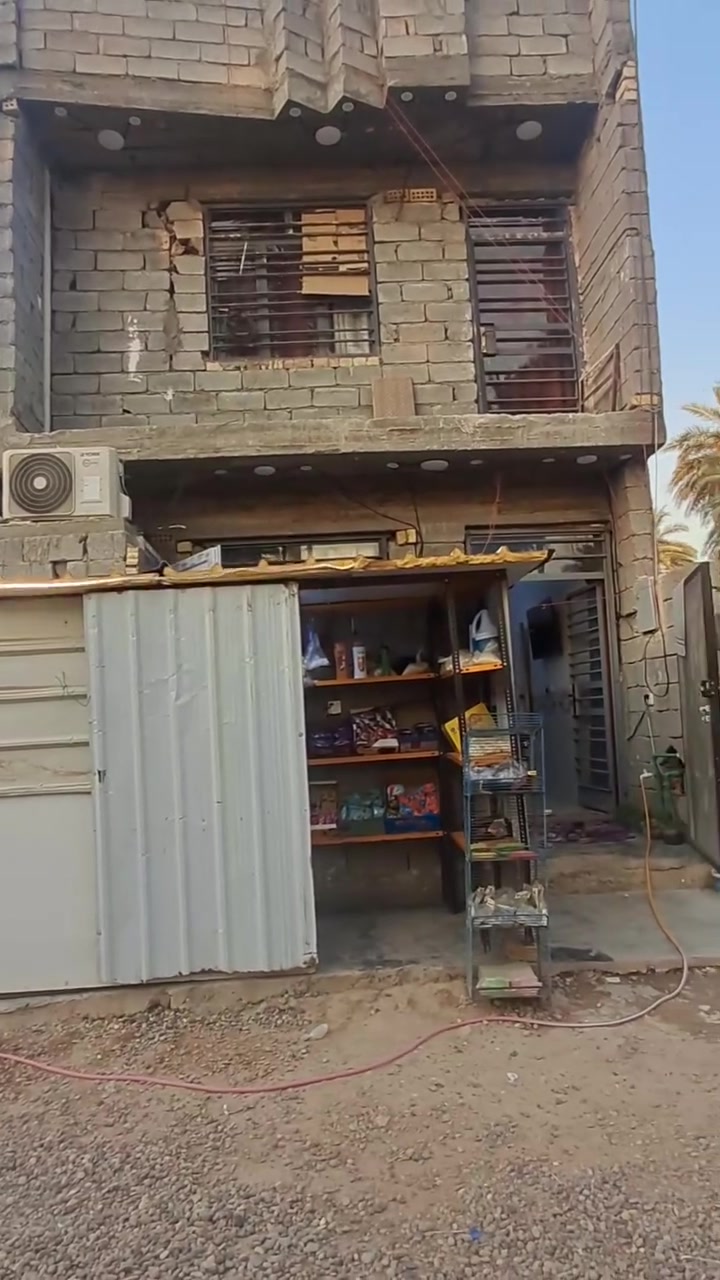 سلام عليكم بيت للبيع ٥٠ متر طابقين  واجه ٥ متر نزال ١٠ الطابق الأول  صحيات خارجيه استقبال مطبخ  منور وصحيات الطابق الثاني غرف  عدد ٢ نقص ارضيه فقط طابق الثاني  والواجه  السعر ٤٥ مليون  الاساس رفت بناء بلوك خدمات ماء كهرباء انترنت ضوئي سند ٢٥ تحويل مكاتبة واقرار قاضي العنوان الدوره هورجب بعد المدارس قرب مكتب عقارات الشارقه الاستفسار ***********
