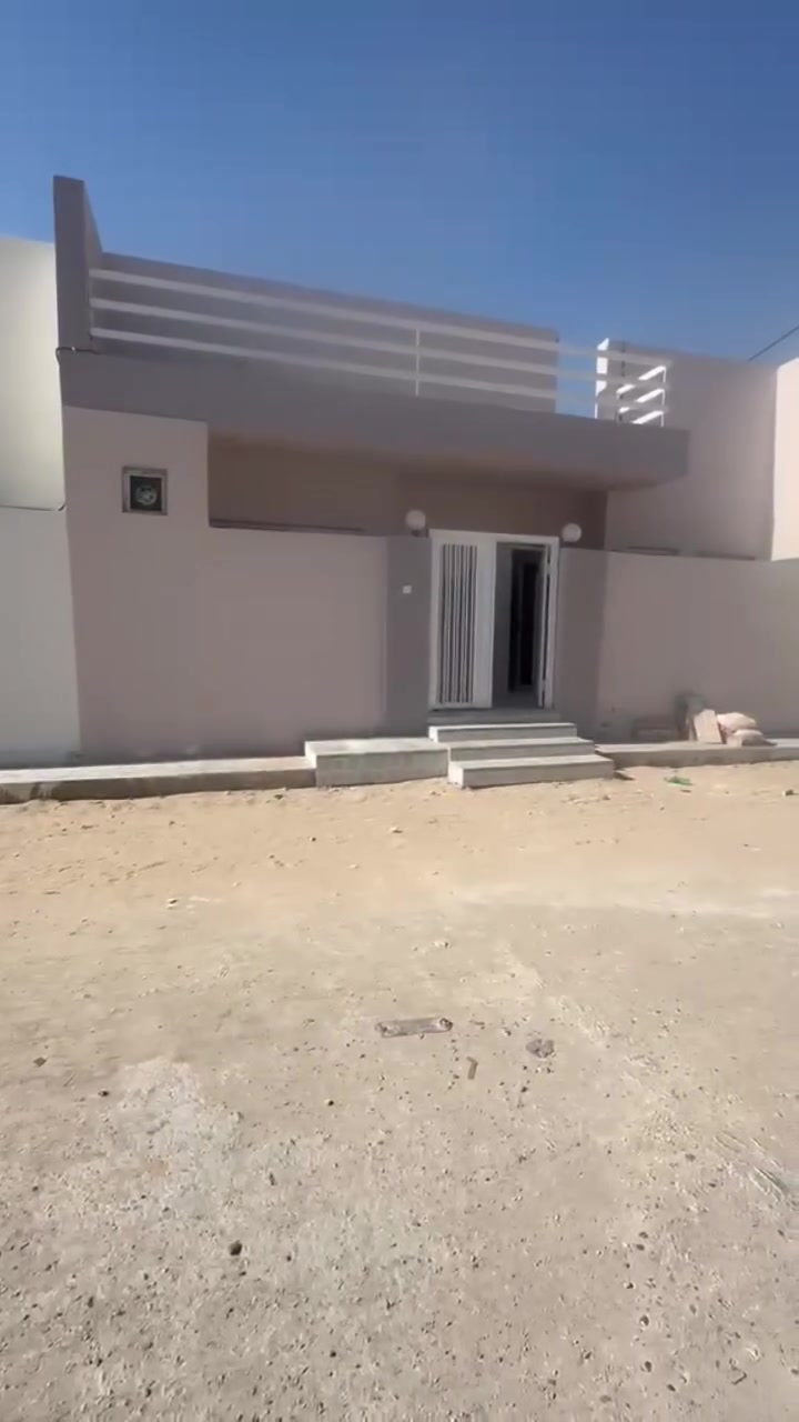 دار للبيع مساحة 100متر  ركن 
مربعة 10×10
غرفة نوم واحده أستقبال 
وصالة 
واسعة 
وأستقبال 
ومخزن في الطابق الأول 
قريب جدآ من شارع المجمعات وشارع 60 الفاصل بین مجمع السلطان و مجمع اليوسف 
في دور اليوسف مقابل مجمع السلطان..
بناء درجه أولى خريطة حديثة 
سند حر يباع نقدا فقط 
للإستفسار الإتصال واتساب 
***********
مكتب سما بلادي للعقار
