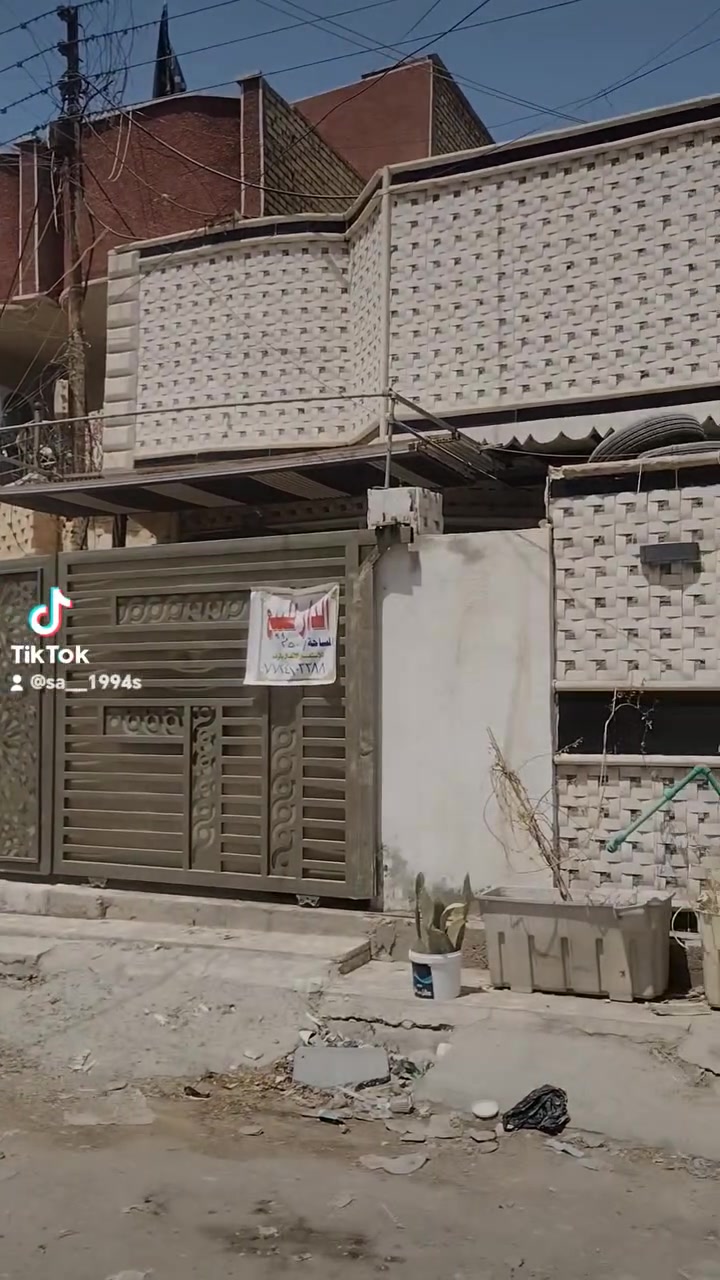 واجهيه 6 أمتار نزال 12ونص مدخلين استقبال ومطبخ وغرفه ومنور وغرفه فوك وسطحين وحمام خارجي وحمام داخلي 2 بناء حديث ديكور داخلي وخارجي واقع حال 90 اوصولي  بالسند 52 متر موقع مميز رأس فرع مكان الشعب جمعيات ماقبل العيادة شعبية ماكو مقابيلك جار حديقة كدام البيت بيت طابو صرف ***********  قرب أفران ابو حسام @إشارة

نص مكتوب في الصور:
- ***********
