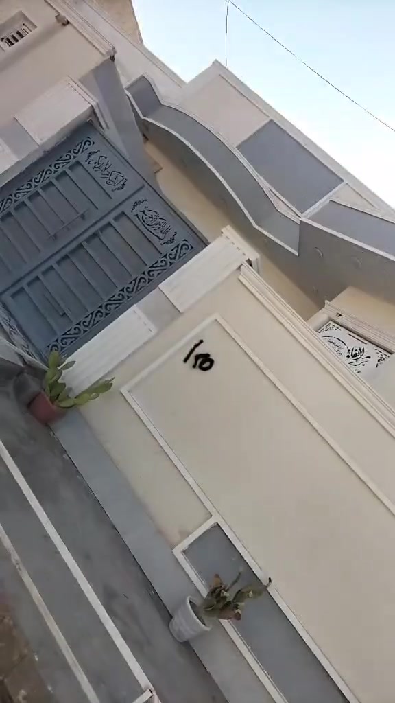 بيت في مجمع توحيد  قرب السكة مساحة 200م ثلاث غرف نوم مجمع داخليه وخارجيه مع سويت في غرفه من الغرف 200متر سعر 150
