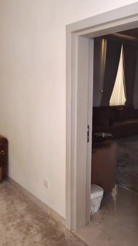الموقع كربلاء طويريج.السلام عليكم دونم و300 متر مع فيلا حديثه مساحته 245 متر مربع مع الأثاث وطاقة شمسية 27 امبير مع نظام تقطير للزرع وكافة الخدمات موجوده ماء مع كهرباء  العنوان الحولي مقابيل نزلة نظوري رقم التلفون ***********.البناء جديد عمره
