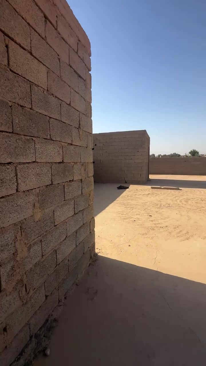السلام عليكم 

بيت للبيع 

ركن على شارعين 

تصميم بيتين واحد كامل يعني ملبوخ ومصبوب ومأسس كهربائيات والثاني هيكل

البيت يتكون من 3غرف +صالة +مطبخ حار وبارد +صحيات +مخزن 

البيت الثاني نفس الشي بس واگف علصب 

ديوان خارج معزول عن البيت 

#المساحة الكلية 1300

#مساحة البناء 540

#موقع البيت حصيبة حي غزة بنهاية الإذاعة تبعد عليه الإذاعة شارعين

باقي التفاصيل خاص وهذا رقمي بي واتساب ***********
