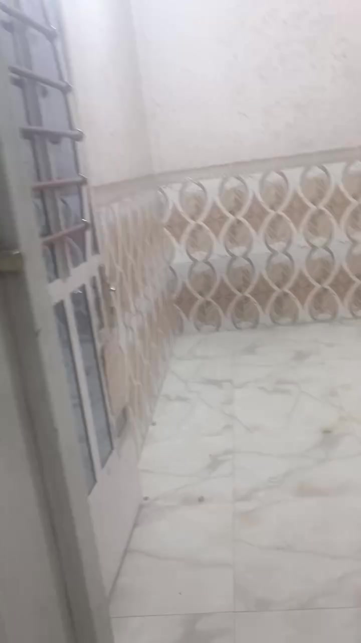 خاص او واتساب لطفا لطفا لا ترسل على فيسبوك اتصل  وتساب عن السعر انسان حقيقي يتصل هو من يسعى لا ترسل وتسال عن السعر السعر عل فيسبوك  فقط خاص او واتساب لطفا
***********
مشتمل للبيع م 52.5م نزال 10.5م واجه 5م موقع كم ارمن قرب تانكي باب الشرجي فرغ نظيف جدا سعر مناسب طابو صرف تفيد عائله صغيره لاتصال على رقم ***********

