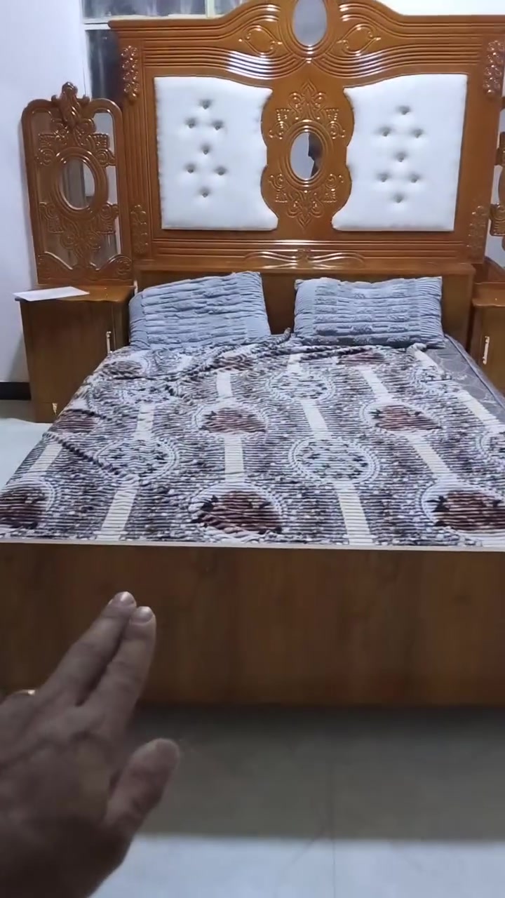 السلام عليكم..
يا إخوان، عندي غرفة أخشاب نظافة فول، ما مستخدمة غير 3 أشهر بس، يعني الغرفة جديدة بالباكيت وما بيها أي شخط أو كسر. الغرفة مكفولة من كل شي وتلوك للي يدور شي راقي ونظيف.
​آني مشتريها جديدة بـ 900 ألف، ورايد أبيعها بـ 700 ألف، و بيها مجال للشراي الصدك ، اللي ياخذها راح يدعيلي لأن صدك لقطة.
​المكان: البصرة (المدينة / الهوير) 
للاستفسار: (***********) هذا الرقم بي واتساب
